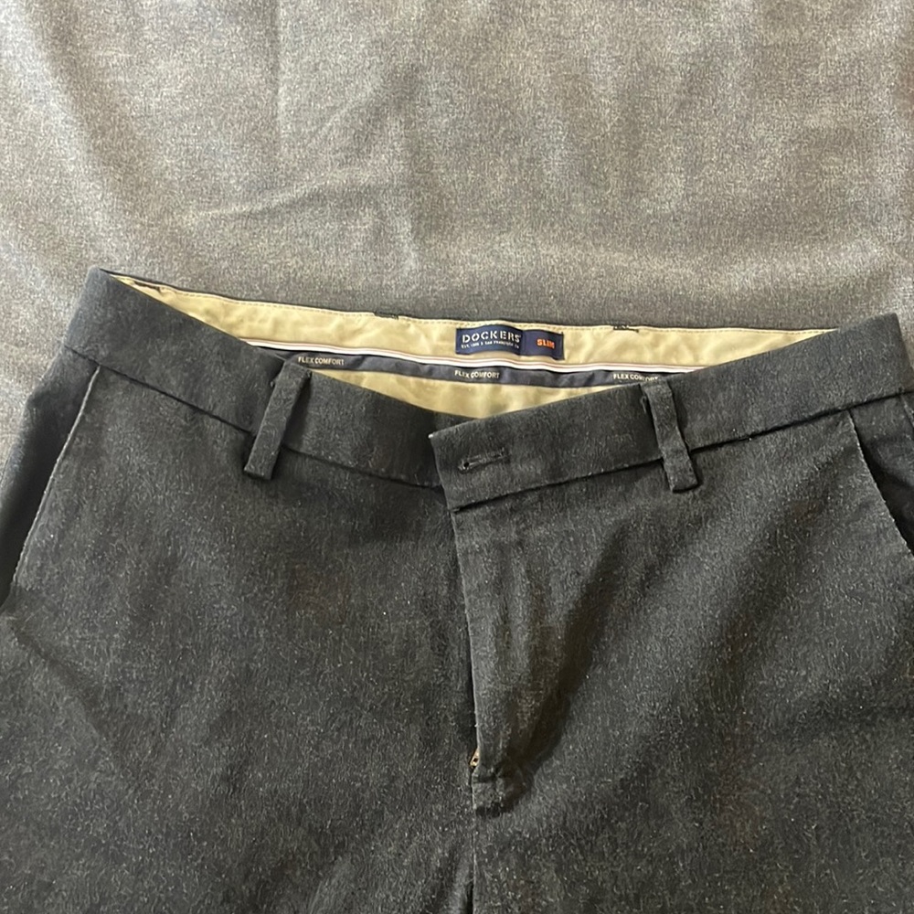 Dockers Mens slim fit khakis. Size 33 W by 32 L.